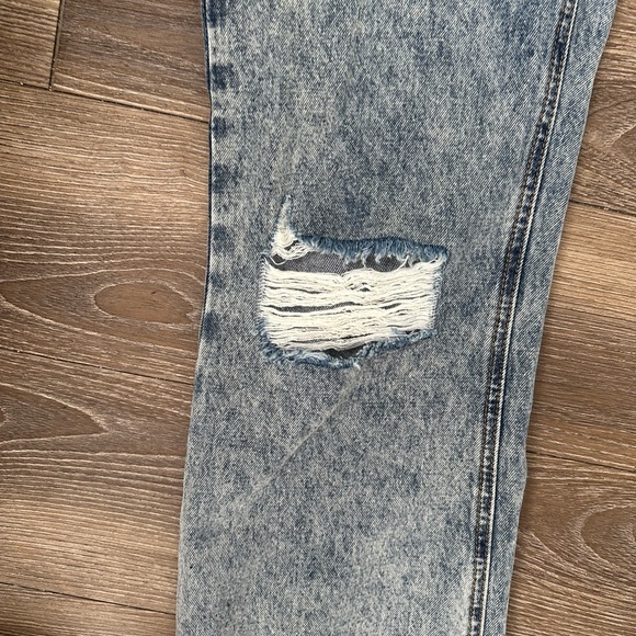 brand new cider distressed ripped light wash straight leg jeans with raw hem - Picture 3 of 7